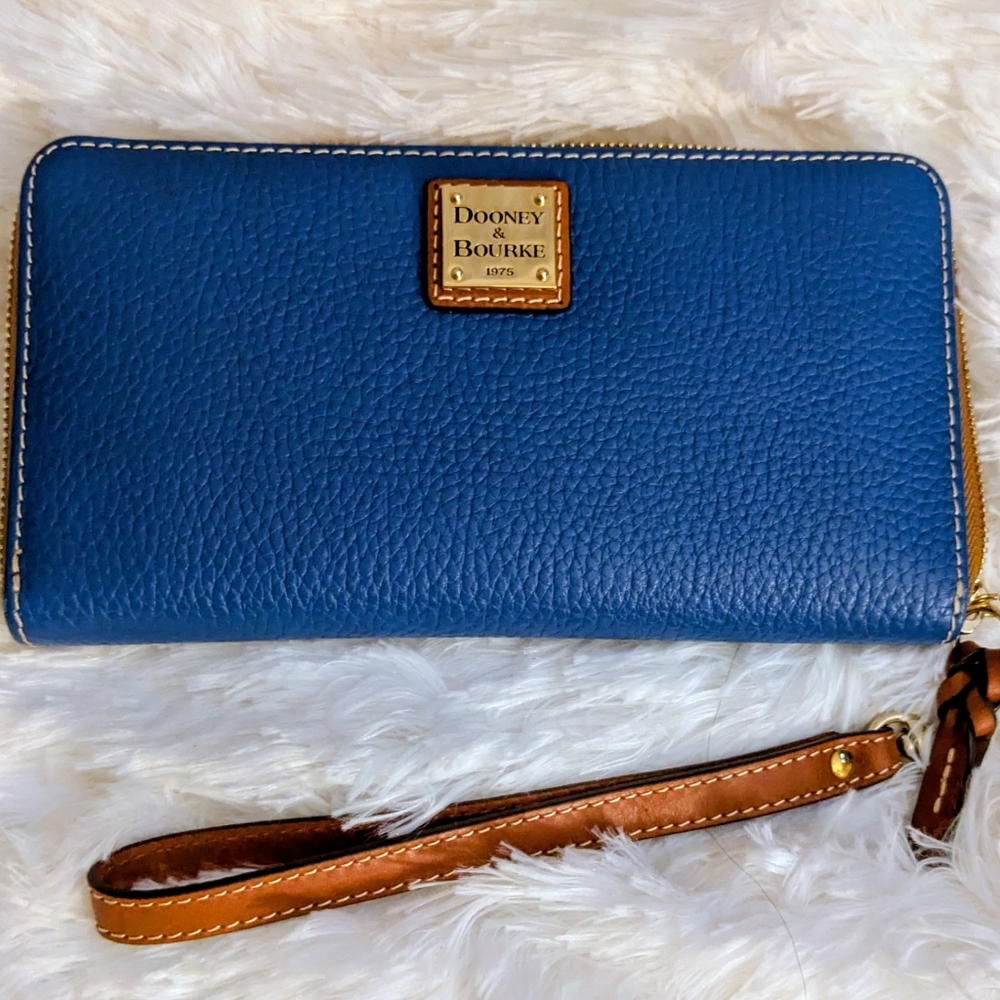 DOONEY & BOURKE Tartan Plaid Large Zip Around Wristlet Wallet Credit Card NWOT